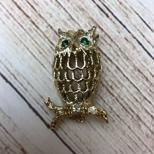 VTG Gerry&#39;s Signed Owl Brooch Pin w/ Green Rhinestone Eyes Gold Tone