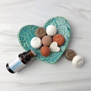 Könnte beinhalten: Handgefertigtes Holzschild mit dem handgeschriebenen Wort "Welcome". Das weiß lackierte Schild hat einen Used-Look und ein kleines grünes Blatt. Für den Innen- und Außenbereich geeignet.