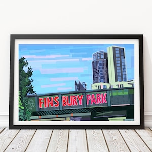 Puede incluir: Una impresión artística enmarcada que representa Finsbury Park. La obra de arte muestra un puente con las palabras "FINS BURY PARK" en rojo, con edificios y un cielo azul de fondo. La impresión está en un marco negro.