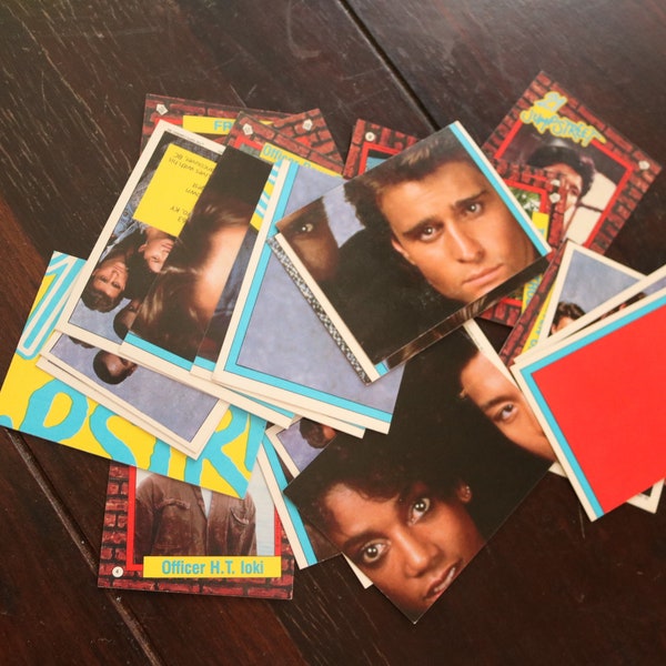 21 JUMPSTREET 1987 Más de 20 tarjetas Topps de Bubblegum Sticker Packs Johnny Depp Holly Robinson Peter DeLuise Dustin Nguyen Richard Grieco