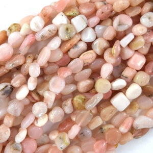 Peut inclure: Un brin de perles de pierres précieuses roses, blanches et jaunes. Les perles sont roulées et ont une finition lisse et polie. Les perles sont de formes et de tailles différentes et sont enfilées sur un cordon élastique transparent.