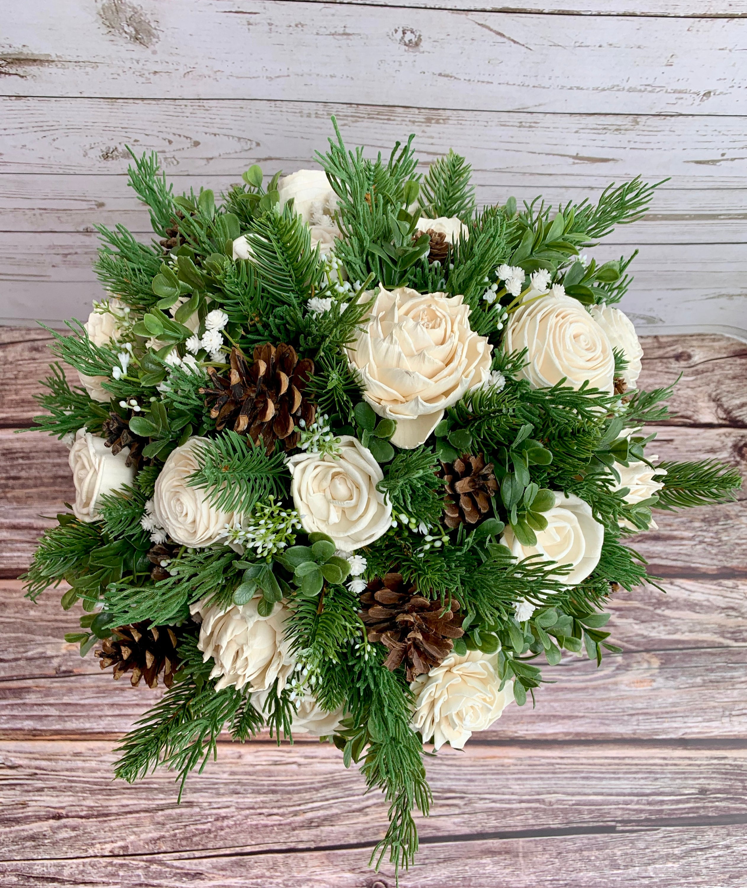 Uso De Ramos De Novia Con Vegetación De Pino