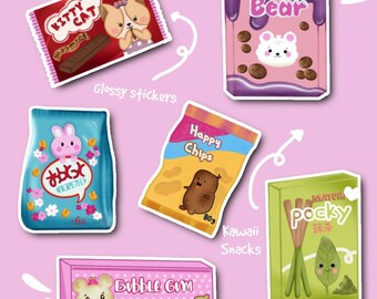 以下が含まれることがあります： 可愛いおやつが描かれた光沢のあるステッカーのコレクション。犬のチョコレートバー、クマのピンクのパッケージ、ウサギの青いバッグ、ジャガイモのチップスバッグ、抹茶ポッキーの箱、ピンクのガムパッケージなどのデザインが含まれています。