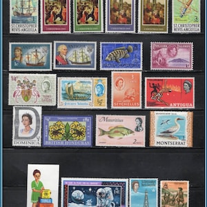 Könnte beinhalten: Eine Sammlung farbenfroher Briefmarken aus verschiedenen Ländern, die Schiffe, Porträts, Fische und historische Szenen zeigen. Die Briefmarken sind auf schwarzem Hintergrund angeordnet und zeigen eine Vielzahl von Designs und Werten.