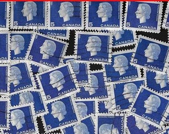 50 Queen Elizabeth Stamps - Blauw - Postzegels op kleur - Stamp Art Projects - Canada - 1962
