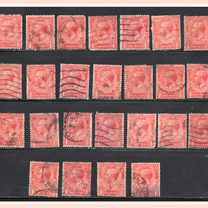 Op de afbeelding: Een verzameling van 24 vintage rode postzegels met een portret van koning George V. De postzegels zijn gerangschikt in vier rijen van zes postzegels. Elke postzegel heeft de tekst "ONE PENNY" erop gedrukt.