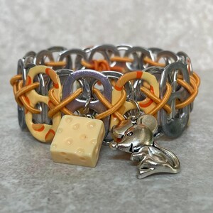 Bracelet avec onglets soda au fromage et à la souris : bijoux recyclés fantaisistes