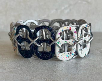 Bracelet scintillant noir et blanc avec languette soda : bijoux faits main et recyclés