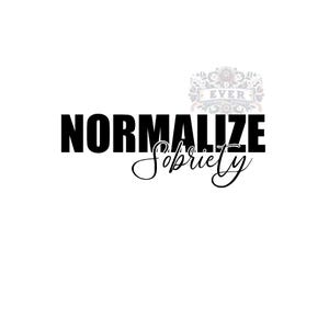 Può includere: Su sfondo bianco, il testo nero "NORMALIZE Sobriety" è scritto in grassetto senza grazie e in corsivo. Un banner decorativo è posto sopra la parola "Sobriety".