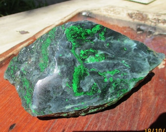 AAA Maw Sitz Sitz Jade Rough. Hallo-Grade; 1659 Gramm; Drachenfeuer-Grün, Imperial-Schwarz.