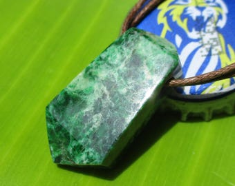 Burma Maw Sitz Sitz Jade; 30.45 Karat, geschnitzter Kristall; Gebohrtes und poliertes Amulett.