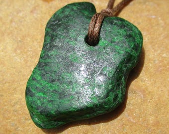 Schlund sitzen sitzen Jade; 50 Karat, rustikaler geschnitzter Nugget; Gebohrtes und poliertes Amulett.