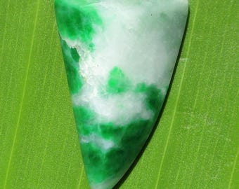 Alter burmesischer Schlund Sitzen Sitzen Schnee auf Moos Jade. Ausgefallenes Cab. 13 Karat. Grüntöne auf Weiß