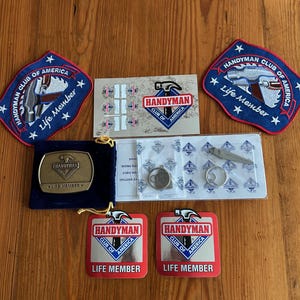 Peut inclure: Ensemble de souvenirs du Handyman Club of America, comprenant des écussons, des autocollants, une boucle de ceinture, des porte-clés et un porte-clés. Les articles présentent le logo du club et l'inscription "Life Member."