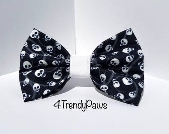 White Skulls Halloween Bow, Halloween Bow, Bow Tie, Skulls, Girl Dog Bow, Boy Dog Bow Tie, Small Dog Bow, Big Dog Bow, Halloween Skulls