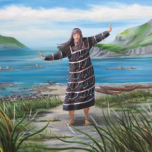 Pode incluir: Uma mulher vestindo um vestido tradicional de contas dan&ccedil;a em uma praia com uma colina verde e &aacute;gua azul ao fundo. Ela est&aacute; usando uma faixa de cabe&ccedil;a e tem cabelo longo e preto. H&aacute; tr&ecirc;s canoas na &aacute;gua.