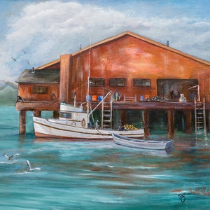 Puede incluir: Una pintura de un barco de pesca blanco atracado en un muelle de madera roja. El barco se llama "Arctic Queen" y está parcialmente sumergido en el agua. El muelle está sostenido por pilotes de madera y tiene una escalera que lleva hasta la cima. El agua es de un azul turquesa y hay dos gaviotas volando en el cielo.