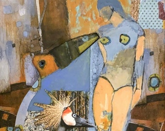 Op de afbeelding: Een collage van gemengde media met een blauw getinte figuur met een kroonachtig hoofd en een grijze kroonkraan met een rode snavel. De achtergrond is een mix van bruine, oranje en blauwe tinten.