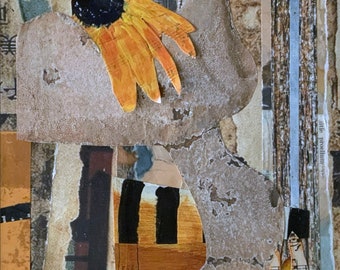 Op de afbeelding: Een collage van papieren snippers in bruine, grijze en gele tinten. De collage toont een grote, abstracte vorm met een gele bloem erop. De bloem heeft een zwarte kern en gele bloemblaadjes. De collage bevat ook een stukje bladmuziek met de woorden "C2" en "Anna".