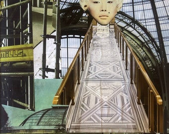 Op de afbeelding: Een collage van afbeeldingen met een wit, porseleinachtig gezicht met grote, puntige oren, een metalen steigerconstructie en een geplaveide loopbrug met leuningen.