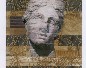 Op de afbeelding: Een collage met een wit gipsen buste van een vrouwenhoofd op een textuur van bruin en zwart papier.