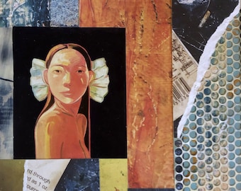 Op de afbeelding: Een mixed media collage met een centraal portret van een persoon met witte, gefranjerde oorversieringen tegen een zwarte achtergrond. Het kunstwerk maakt gebruik van diverse texturen en kleuren, waaronder oranje, blauw en getextureerde papieren elementen.