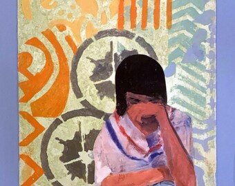 Op de afbeelding: Een schilderij van een persoon met donker haar die met hun hoofd in hun handen zit. De achtergrond is een kleurrijk abstract patroon met oranje, geel en groen.