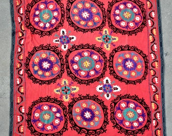 Vintage Oezbeekse Suzani-borduuromslag: midden van de eeuw muurhanger (86 x 72 inch)