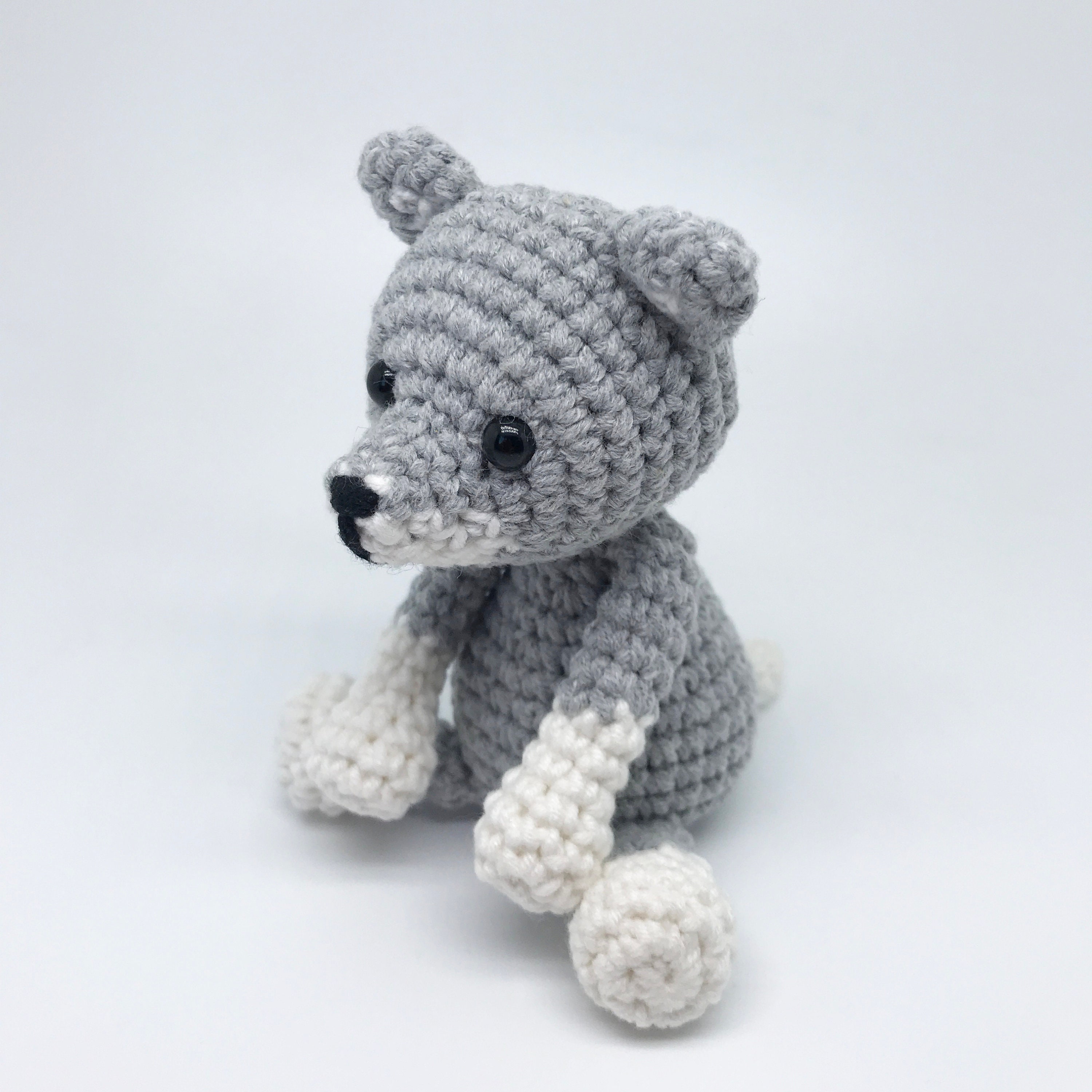 связанные игрушки. волк амигуруми. вязаная игрушка волчонок. вязаные игрушки волк. волк вязаный крючком.