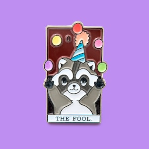Épingle en émail de la carte de tarot - L’épingle à revers du raton laveur FOOL