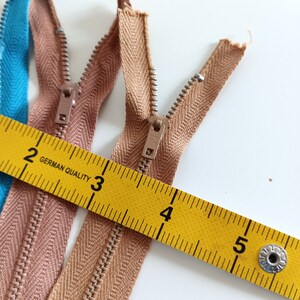 Anni '60 e '70 Dieci cerniere in metallo 7 colori, abito gonna pantaloni zip 20 cm Made in Italy immagine 3