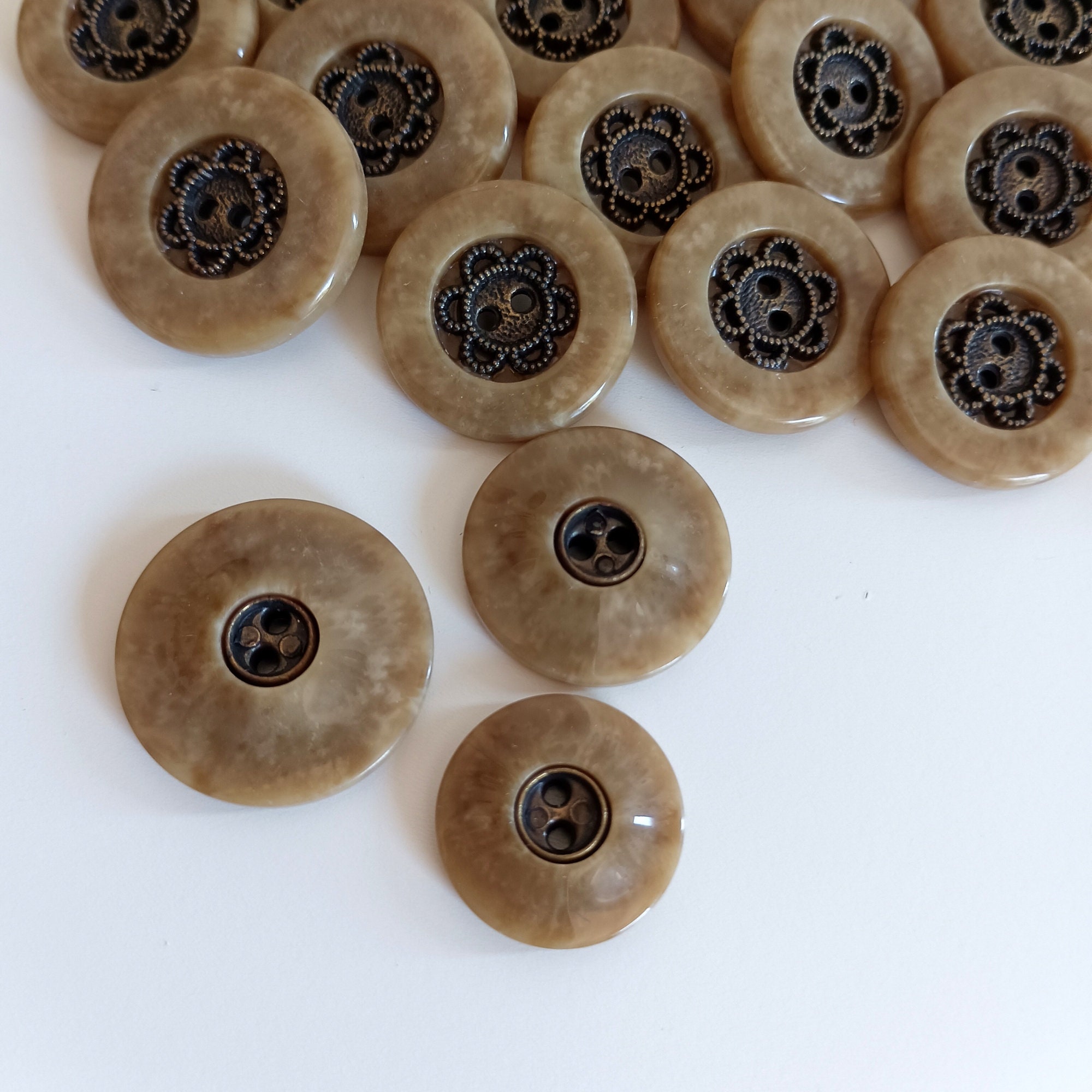 マーブルブラウンボタン54個：23 mm/20 mm/18 mm、花柄 - Etsy 日本