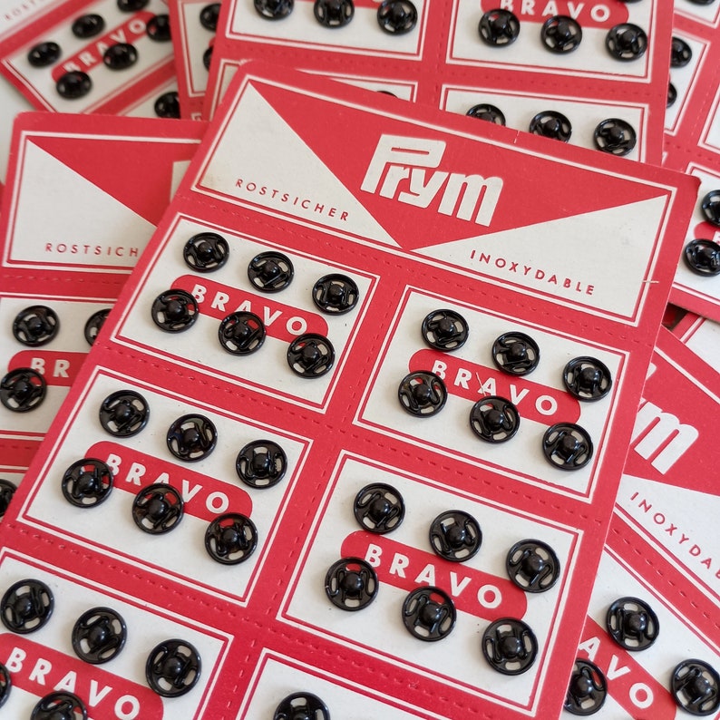 the photo shows small black metal snaps on his original card. Each card 36 snaps
