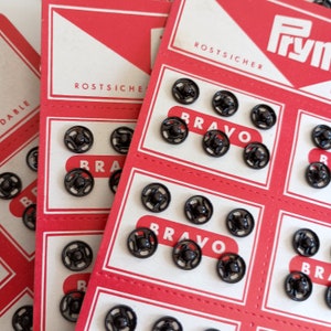 the photo shows small black metal snaps on his original card. Each card 36 snaps