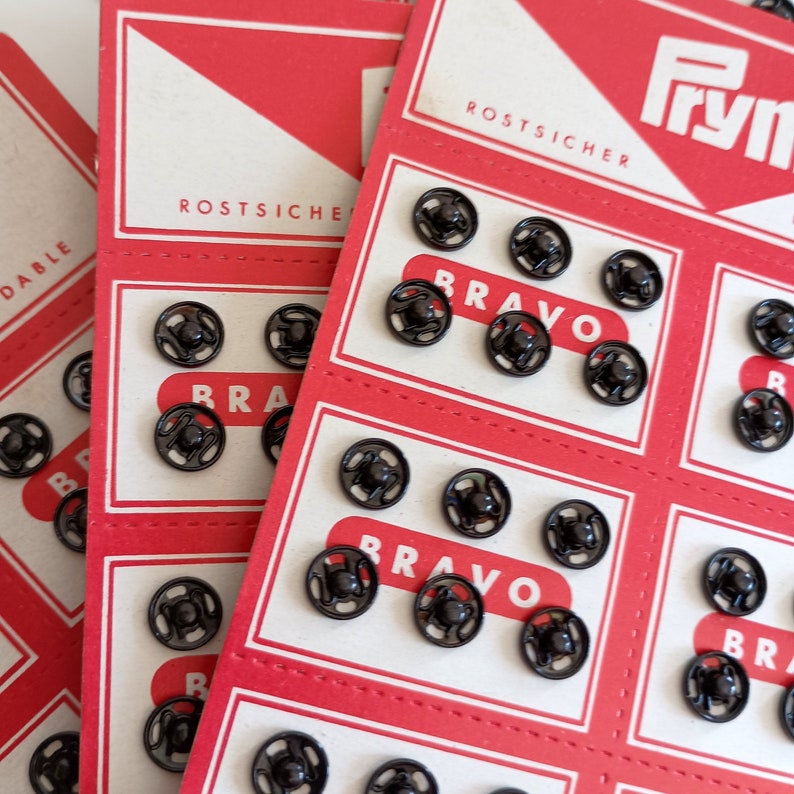 the photo shows small black metal snaps on his original card. Each card 36 snaps