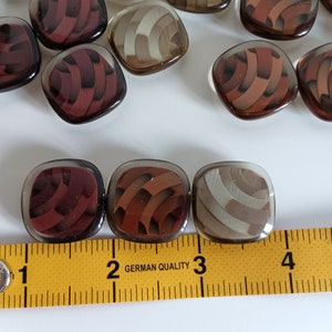 the photo shows the buttons next to a tape measure
buttons size: 1in