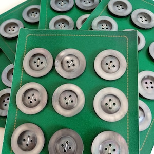 12 bottoni in madreperla grigia su cartoncino, bottoni per cappotti, giacche e abiti, bottoni di alta moda made in Italy, bottoni in madreperla 28mm