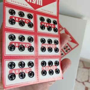 the photo shows small black metal snaps on his original card. Each card 36 snaps