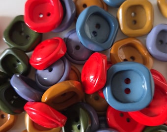 Boutons vintage brillants en caséine : six couleurs, trois tailles (lots de 10)