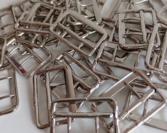 Tien zilveren metalen 2-polige gespen, vestgespen gemaakt in Italië