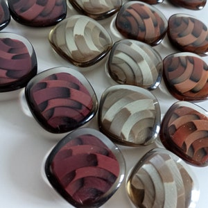 the photo shows clear plastic buttons square shaped in the three available colors: beige, burgundy, brown