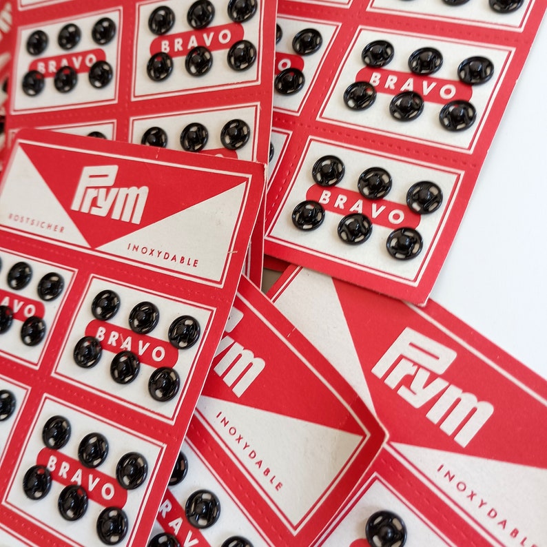 the photo shows small black metal snaps on his original card. Each card 36 snaps