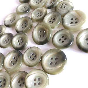 35 groene knopen met een spiraalpatroon: 20 mm x 18 mm - Set met verschillende maten