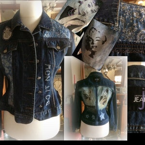 Könnte beinhalten: Eine blaue Jeansjacke mit einem weißen Stickmuster und den Worten "Boit Now" auf der Vorderseite. Die Jacke hat einen Patch auf der linken Seite mit den Worten "Jasper Conran Jeans".