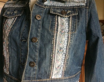 Kurtka z denimu z recyklingu - Niebieska krótka kurtka z koronkowymi koralikami