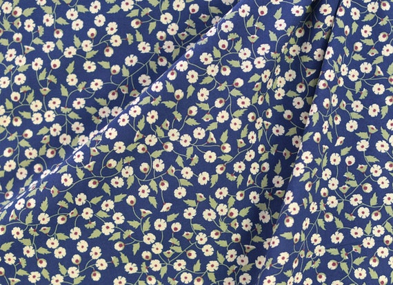 METRE Peacock Feather Design on 100/% Cotton Lawn Dressmaking Fabric in Blue