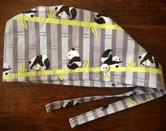 Gorro quirúrgico con botones de Rolling Pandas