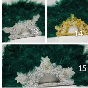 Puede incluir: Tres abanicos de plumas verdes con adornos decorativos. El primer abanico tiene adornos plateados y el n&uacute;mero 13. El segundo abanico tiene adornos dorados y el n&uacute;mero 14. El tercer abanico tiene adornos plateados y el n&uacute;mero 15.