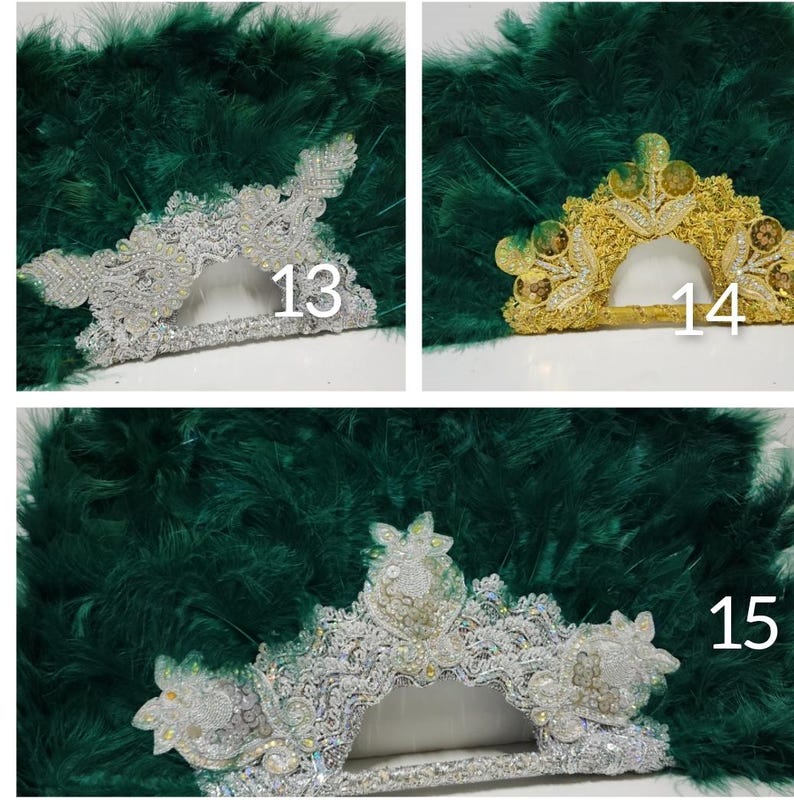 Puede incluir: Tres abanicos de plumas verdes con adornos decorativos. El primer abanico tiene adornos plateados y el n&uacute;mero 13. El segundo abanico tiene adornos dorados y el n&uacute;mero 14. El tercer abanico tiene adornos plateados y el n&uacute;mero 15.