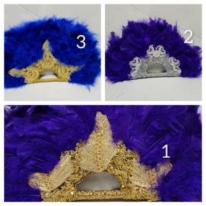 Puede incluir: Tres abanicos de plumas con diferentes adornos. El primer abanico tiene plumas moradas y adornos dorados y de pedrer&iacute;a. El segundo abanico tiene plumas moradas y adornos plateados y blancos. El tercer abanico tiene plumas azules y adornos dorados.